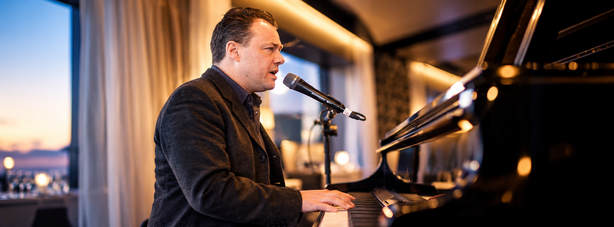 David Vallet au piano, chantant au micro lors d'une soirée live