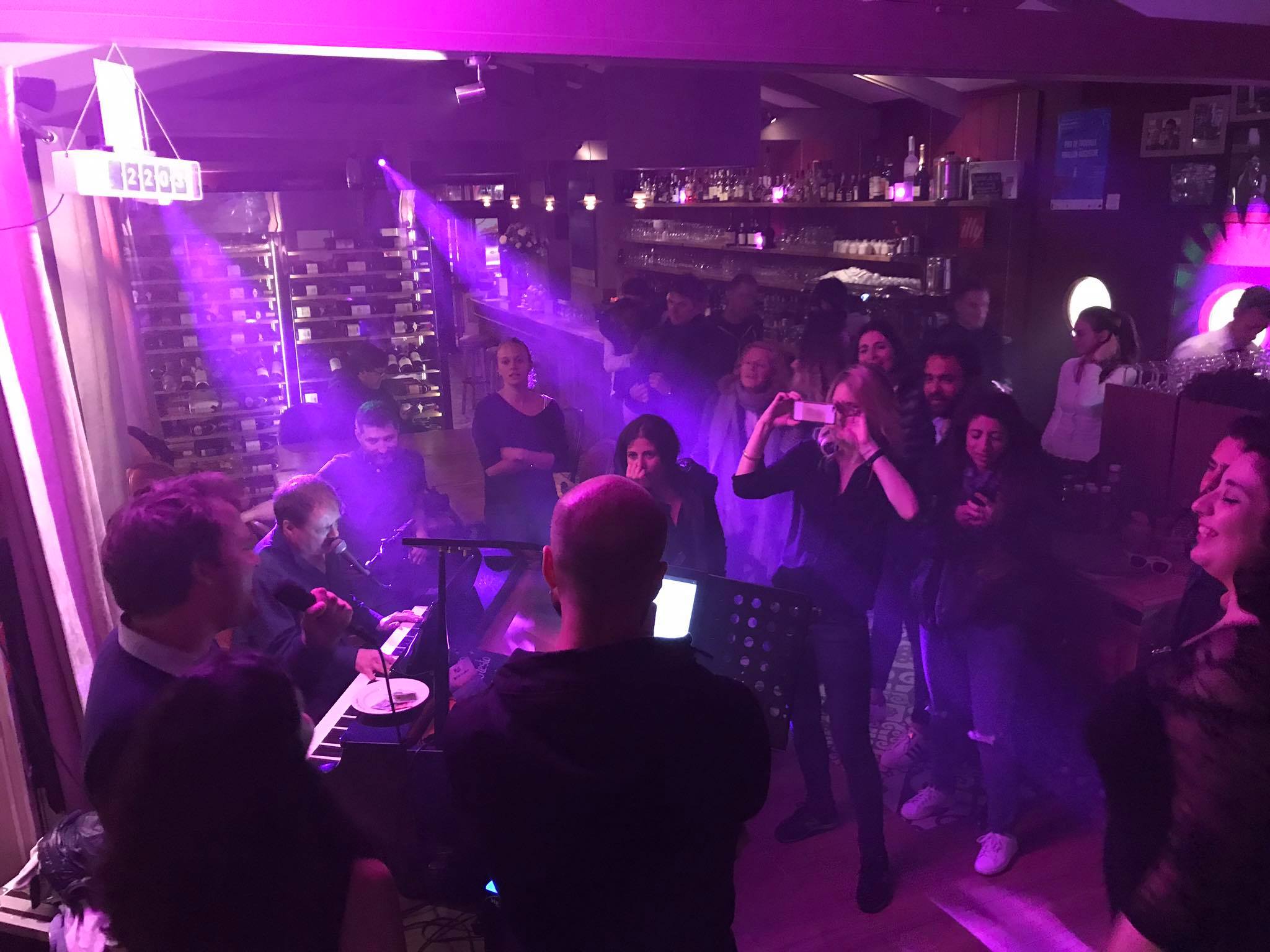 Ambiance Karaoké Live : des invités chantent, le public filme et applaudit