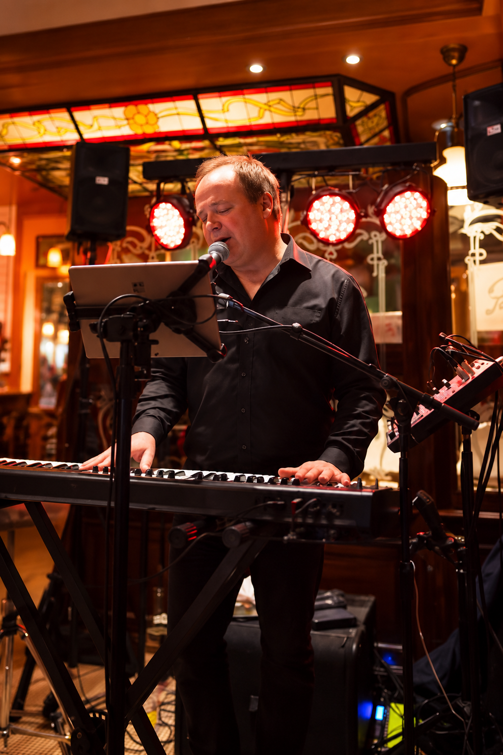 David Vallet chante au clavier, entouré d'enceintes et de projecteurs à LED